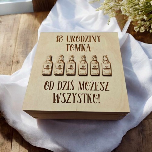 pudelko-na-pieniadze-urodziny-osiemnastka-zastrzyk-gotowki-smieszny-prezent.jpg